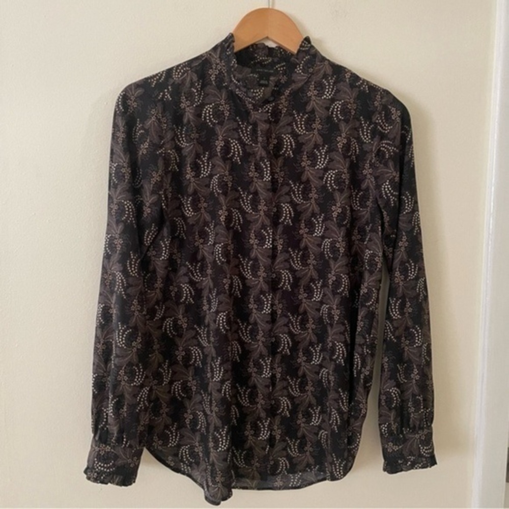Like New 🤎 Ann Taylor Black and White Patterned Blouse